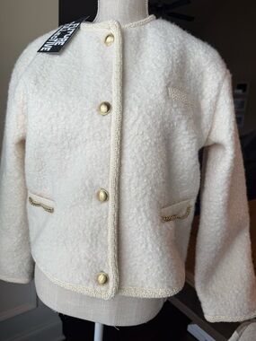 Elegant Cream Bouclé Jacket with Gold Buttons